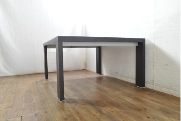 中古　Cassina(カッシーナ)　Hannes Wettstein(ハンス・ウェッツスタイン)デザイン　363 M.I.R. ミール　ガラス天板付き　シンプルながら洗練されたデザインが魅力のダイニングテーブル(4人掛け、6人掛け、食卓)(R-074359)