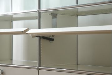 中古　USMハラー(USM Haller)　鍵付きショーケースが魅力の鉄製キャビネット(収納棚、ラック、飾り棚、陳列棚、ガラスケース、店舗什器)(R-074363)