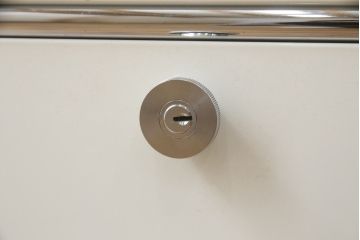 中古　USMハラー(USM Haller)　鍵付きショーケースが魅力の鉄製キャビネット(収納棚、ラック、飾り棚、陳列棚、ガラスケース、店舗什器)(R-074363)