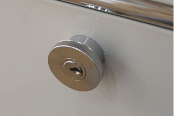 中古　USMハラー(USM Haller)　鍵付きショーケースが魅力の鉄製キャビネット(収納棚、ラック、飾り棚、陳列棚、ガラスケース、店舗什器)(R-074363)