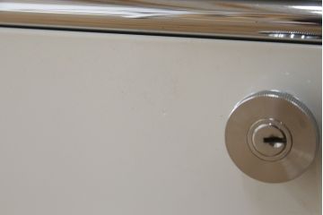 中古　USMハラー(USM Haller)　鍵付きショーケースが魅力の鉄製キャビネット(収納棚、ラック、飾り棚、陳列棚、ガラスケース、店舗什器)(R-074363)