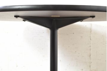中古　Hermanmiller(ハーマンミラー社)　チャールズ&レイ・イームズ(Charles & Ray Eames)　イームズテーブルコントラクトベース　スタイリッシュなデザイン性と実用性を兼ね備えたラウンドテーブル(2人掛けダイニングテーブル、丸テーブル)(定価約10万円)(R-074371)
