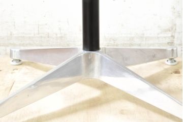 中古　Hermanmiller(ハーマンミラー社)　チャールズ&レイ・イームズ(Charles & Ray Eames)　イームズテーブルコントラクトベース　スタイリッシュなデザイン性と実用性を兼ね備えたラウンドテーブル(2人掛けダイニングテーブル、丸テーブル)(定価約10万円)(R-074371)
