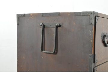 和製アンティーク　前面欅(ケヤキ)材　美しい杢目と存在感のある金具が目を惹く重ね米沢箪笥(重ね箪笥、収納箪笥、衣装箪笥、重ねタンス、時代箪笥、アンティーク箪笥、引き出し)(R-074381)