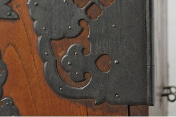 和製アンティーク　前面欅(ケヤキ)材　美しい杢目と存在感のある金具が目を惹く重ね米沢箪笥(重ね箪笥、収納箪笥、衣装箪笥、重ねタンス、時代箪笥、アンティーク箪笥、引き出し)(R-074381)