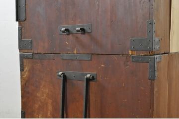 和製アンティーク　前面欅(ケヤキ)材　美しい杢目と存在感のある金具が目を惹く重ね米沢箪笥(重ね箪笥、収納箪笥、衣装箪笥、重ねタンス、時代箪笥、アンティーク箪笥、引き出し)(R-074381)