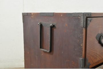 和製アンティーク　前面欅(ケヤキ)材　美しい杢目と存在感のある金具が目を惹く米沢箪笥(和たんす、時代箪笥、アンティーク箪笥、収納タンス、テレビ台、テレビボード、ローチェスト、引き出し)(R-074382)