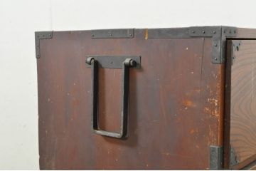和製アンティーク　前面欅(ケヤキ)材　美しい杢目と存在感のある金具が目を惹く米沢箪笥(和たんす、時代箪笥、アンティーク箪笥、収納タンス、衣装箪笥、テレビ台、テレビボード、ローチェスト、引き出し)(R-074383)