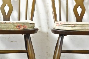イギリスビンテージ　ERCOL(アーコール)　アザミの透かし彫りが上品な印象を与えるシスルバックチェア4脚セット(椅子、イス、板座チェア、ダイニングチェア、ウィンザーチェア、ウインザーチェア、ヴィンテージ、英国)(R-074384)