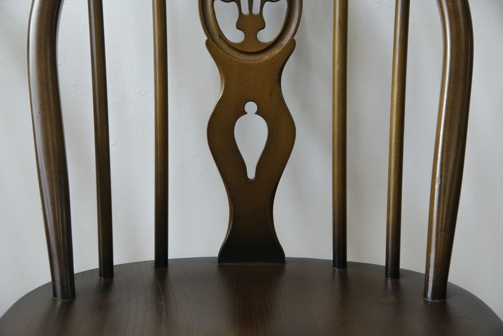 イギリスヴィンテージ　ERCOL(アーコール)　アザミの透かし彫りが上品な印象を与えるシスルバックチェア4脚セット　(R-074384)