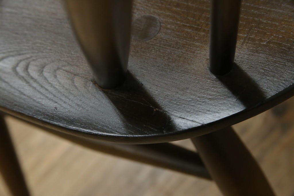 イギリスヴィンテージ　ERCOL(アーコール)　アザミの透かし彫りが上品な印象を与えるシスルバックチェア4脚セット　(R-074384)