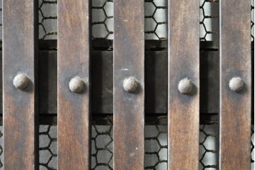 アンティーク建具　栗材・檜(ヒノキ)材　古い木味が趣溢れる格子蔵戸1枚(玄関戸、引き戸)(R-074385)
