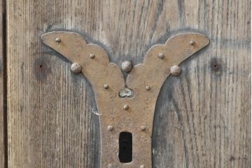 アンティーク建具　栗材・檜(ヒノキ)材　古い木味が趣溢れる格子蔵戸1枚(玄関戸、引き戸)(R-074385)