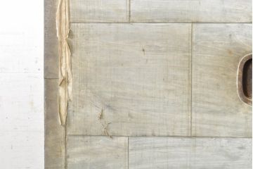 アンティーク建具　重厚な佇まいが存在感のある鉄板張りの蔵戸1枚(鉄扉、玄関戸、引き戸)(R-074386)