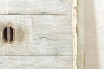 アンティーク建具　重厚な佇まいが存在感のある鉄板張りの蔵戸1枚(鉄扉、玄関戸、引き戸)(R-074386)