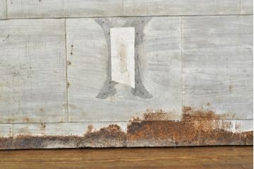 アンティーク建具　重厚な佇まいが存在感のある鉄板張りの蔵戸1枚(鉄扉、玄関戸、引き戸)(R-074386)