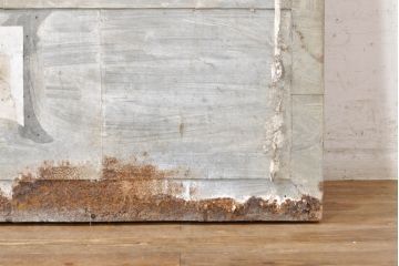 アンティーク建具　重厚な佇まいが存在感のある鉄板張りの蔵戸1枚(鉄扉、玄関戸、引き戸)(R-074386)