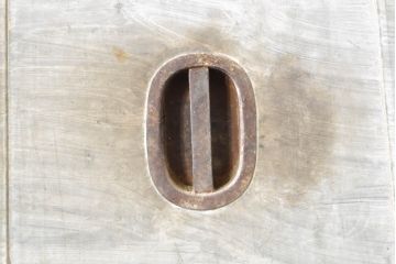 アンティーク建具　重厚な佇まいが存在感のある鉄板張りの蔵戸1枚(鉄扉、玄関戸、引き戸)(R-074386)