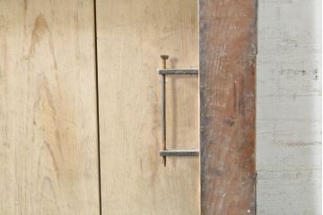 アンティーク建具　重厚な佇まいが存在感のある鉄板張りの蔵戸1枚(鉄扉、玄関戸、引き戸)(R-074386)