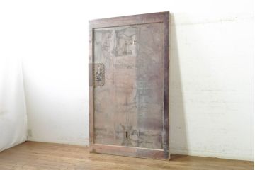 アンティーク建具　栗材・檜(ヒノキ)材　美しく繊細な金具がアクセントになる蔵戸1枚(玄関戸、引き戸)(R-074387)