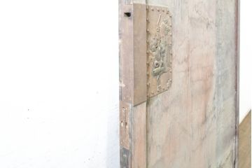 アンティーク建具　栗材・檜(ヒノキ)材　美しく繊細な金具がアクセントになる蔵戸1枚(玄関戸、引き戸)(R-074387)