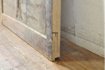 アンティーク建具　栗材・檜(ヒノキ)材　美しく繊細な金具がアクセントになる蔵戸1枚(玄関戸、引き戸)(R-074387)