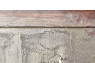 アンティーク建具　栗材・檜(ヒノキ)材　美しく繊細な金具がアクセントになる蔵戸1枚(玄関戸、引き戸)(R-074387)