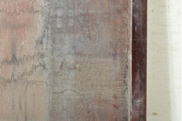 アンティーク建具　栗材・檜(ヒノキ)材　美しく繊細な金具がアクセントになる蔵戸1枚(玄関戸、引き戸)(R-074387)