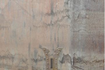 アンティーク建具　栗材・檜(ヒノキ)材　美しく繊細な金具がアクセントになる蔵戸1枚(玄関戸、引き戸)(R-074387)