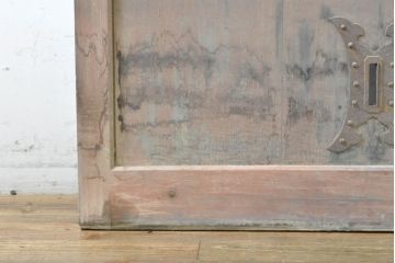 アンティーク建具　栗材・檜(ヒノキ)材　美しく繊細な金具がアクセントになる蔵戸1枚(玄関戸、引き戸)(R-074387)
