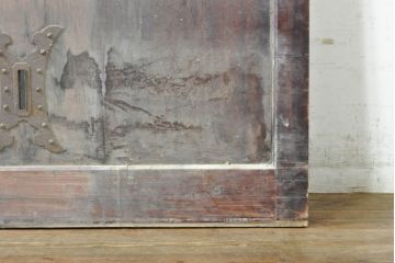 アンティーク建具　栗材・檜(ヒノキ)材　美しく繊細な金具がアクセントになる蔵戸1枚(玄関戸、引き戸)(R-074387)