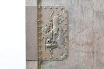 アンティーク建具　栗材・檜(ヒノキ)材　美しく繊細な金具がアクセントになる蔵戸1枚(玄関戸、引き戸)(R-074387)