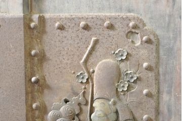 アンティーク建具　栗材・檜(ヒノキ)材　美しく繊細な金具がアクセントになる蔵戸1枚(玄関戸、引き戸)(R-074387)