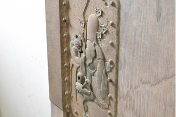 アンティーク建具　栗材・檜(ヒノキ)材　美しく繊細な金具がアクセントになる蔵戸1枚(玄関戸、引き戸)(R-074387)
