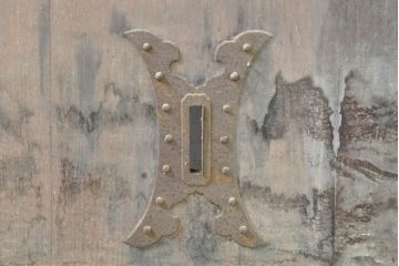 アンティーク建具　栗材・檜(ヒノキ)材　美しく繊細な金具がアクセントになる蔵戸1枚(玄関戸、引き戸)(R-074387)