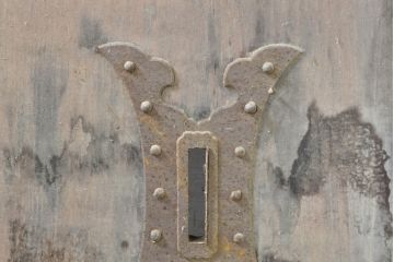 アンティーク建具　栗材・檜(ヒノキ)材　美しく繊細な金具がアクセントになる蔵戸1枚(玄関戸、引き戸)(R-074387)