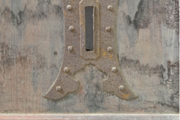 アンティーク建具　栗材・檜(ヒノキ)材　美しく繊細な金具がアクセントになる蔵戸1枚(玄関戸、引き戸)(R-074387)