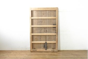 アンティーク建具　栗材・檜(ヒノキ)材　美しく繊細な金具がアクセントになる蔵戸1枚(玄関戸、引き戸)(R-074387)