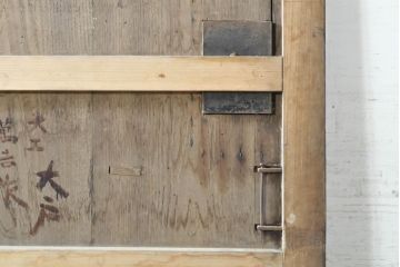 アンティーク建具　栗材・檜(ヒノキ)材　美しく繊細な金具がアクセントになる蔵戸1枚(玄関戸、引き戸)(R-074387)