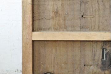 アンティーク建具　栗材・檜(ヒノキ)材　美しく繊細な金具がアクセントになる蔵戸1枚(玄関戸、引き戸)(R-074387)