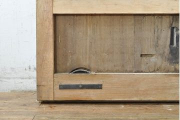 アンティーク建具　栗材・檜(ヒノキ)材　美しく繊細な金具がアクセントになる蔵戸1枚(玄関戸、引き戸)(R-074387)