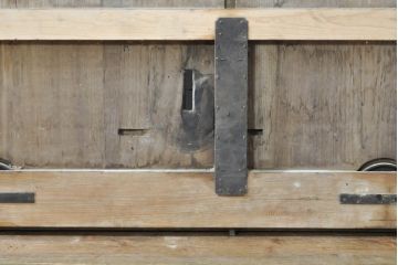 アンティーク建具　栗材・檜(ヒノキ)材　美しく繊細な金具がアクセントになる蔵戸1枚(玄関戸、引き戸)(R-074387)