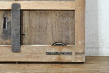 アンティーク建具　栗材・檜(ヒノキ)材　美しく繊細な金具がアクセントになる蔵戸1枚(玄関戸、引き戸)(R-074387)