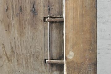 アンティーク建具　栗材・檜(ヒノキ)材　美しく繊細な金具がアクセントになる蔵戸1枚(玄関戸、引き戸)(R-074387)