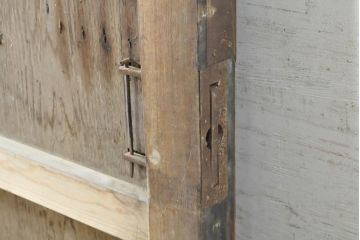 アンティーク建具　栗材・檜(ヒノキ)材　美しく繊細な金具がアクセントになる蔵戸1枚(玄関戸、引き戸)(R-074387)