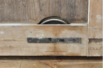 アンティーク建具　栗材・檜(ヒノキ)材　美しく繊細な金具がアクセントになる蔵戸1枚(玄関戸、引き戸)(R-074387)