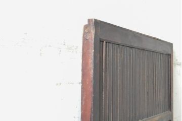 アンティーク建具　欅(ケヤキ)材・杉(スギ)材・檜(ヒノキ)材　くっきりとした杢目と赤みがかった木色が魅力の格子蔵戸1枚(玄関戸、引き戸)(R-074388)