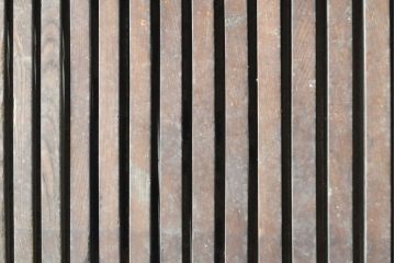 アンティーク建具　欅(ケヤキ)材・杉(スギ)材・檜(ヒノキ)材　くっきりとした杢目と赤みがかった木色が魅力の格子蔵戸1枚(玄関戸、引き戸)(R-074388)
