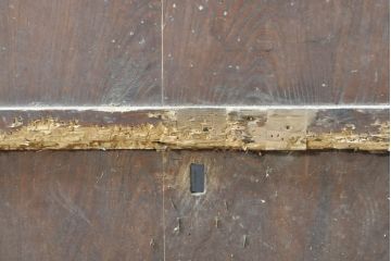 アンティーク建具　欅(ケヤキ)材・杉(スギ)材・檜(ヒノキ)材　くっきりとした杢目と赤みがかった木色が魅力の格子蔵戸1枚(玄関戸、引き戸)(R-074388)