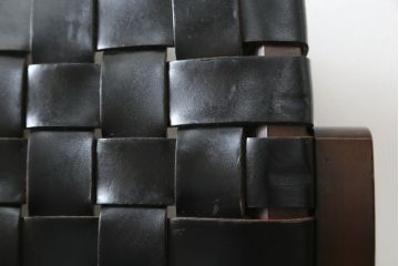 中古　arflex(アルフレックス)　NT(エヌティー)　本革(レザー)　スタイリッシュなデザインが魅力のアームレスチェア2脚セット(スタッキングチェア、ダイニングチェア、椅子、イス)(定価2脚で約33万6千円)(R-074390)